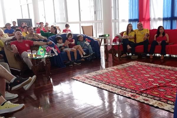 Fotografia colorida de pessoas assistindo jogo