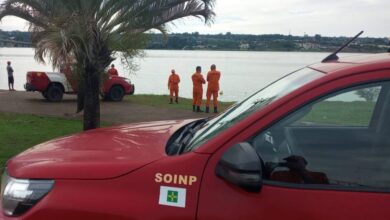 imagem colorida de carro do Corpo de Bombeiros às margens do Lago Paranoá - Metrópoles