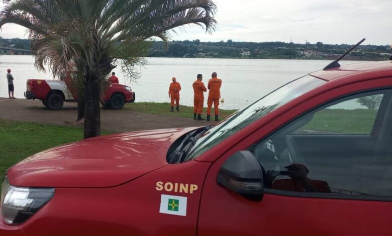 imagem colorida de carro do Corpo de Bombeiros às margens do Lago Paranoá - Metrópoles