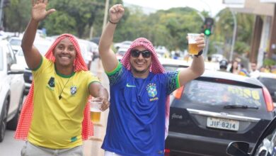 Jovens usam camisa da Seleção e lenços na cabeça, em menção ao país sede da Copa, o Catar