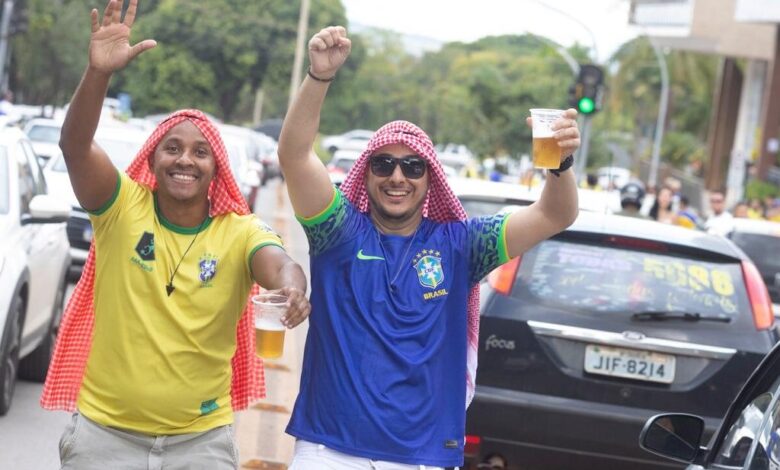 Jovens usam camisa da Seleção e lenços na cabeça, em menção ao país sede da Copa, o Catar