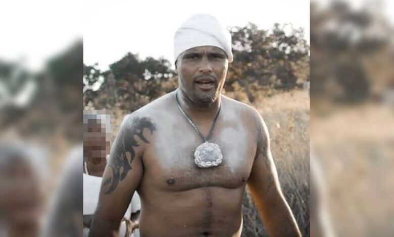 Homem, sem camisa, com colar típico de religião de matriz africana com gorro branco - Metrópoles