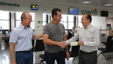 Entrega de cheque a cooperado da Coama