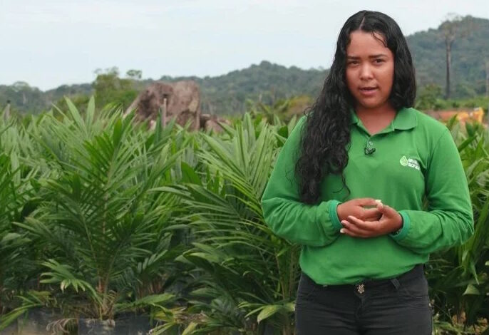 Ao 29 anos, Gerardine Carcia chefia uma equipe no plantio no cultivo de óleo de Palma