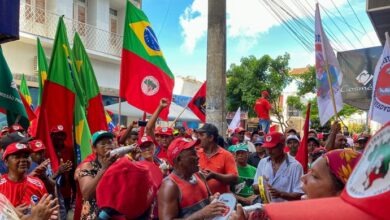 Militantes do MST em frente ao escritório do Incra em Alagoas