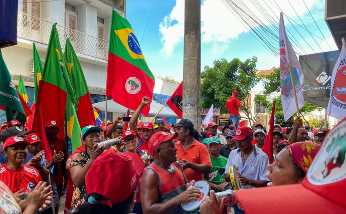 Militantes do MST em frente ao escritório do Incra em Alagoas