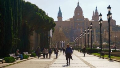 Pessoas caminhando em Barcelona, ​​Espanha.