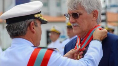 O empresário Paulo Afonso Hansen, presidente da Sociedade Amigos da Marinha de Alagoas (Soamar/AL), foi agraciado com a honrosa “Comenda Ordem do Mérito Naval”, a maior condecoração por mérito da Marinha do Brasil. A homenagem foi entregue pelo comandante da Marinha do Brasil (MB), Almirante de Esquadra Marcos Sampaio Olsen, durante as comemorações alusivas ao dia do Marinheiro, no último dia 9, na EAMCE, em Fortaleza/CE. A homenagem foi um reconhecimento pelos relevantes serviços prestadas à Marinha do Brasil.