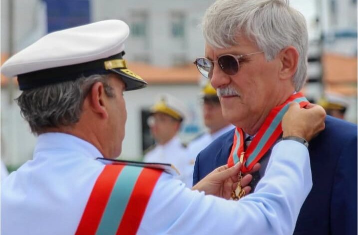 O empresário Paulo Afonso Hansen, presidente da Sociedade Amigos da Marinha de Alagoas (Soamar/AL), foi agraciado com a honrosa “Comenda Ordem do Mérito Naval”, a maior condecoração por mérito da Marinha do Brasil. A homenagem foi entregue pelo comandante da Marinha do Brasil (MB), Almirante de Esquadra Marcos Sampaio Olsen, durante as comemorações alusivas ao dia do Marinheiro, no último dia 9, na EAMCE, em Fortaleza/CE. A homenagem foi um reconhecimento pelos relevantes serviços prestadas à Marinha do Brasil.