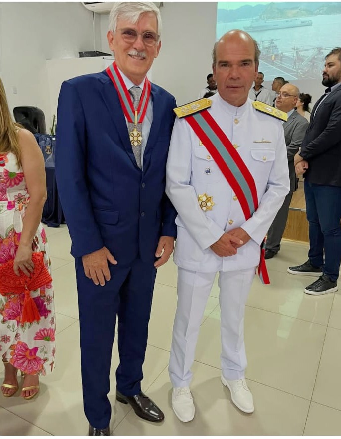 O empresário Paulo Afonso Hansen, presidente da Sociedade Amigos da Marinha de Alagoas (Soamar/AL), foi agraciado com a honrosa “Comenda Ordem do Mérito Naval”, a maior condecoração por mérito da Marinha do Brasil. A homenagem foi entregue pelo comandante da Marinha do Brasil (MB), Almirante de Esquadra Marcos Sampaio Olsen, durante as comemorações alusivas ao dia do Marinheiro, no último dia 9, na EAMCE, em Fortaleza/CE.A homenagem foi um reconhecimento pelos relevantes serviços prestadas à Marinha do Brasil.