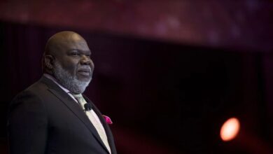 TD Jakes nega acusação de ter tentado beijar pastor de jovens