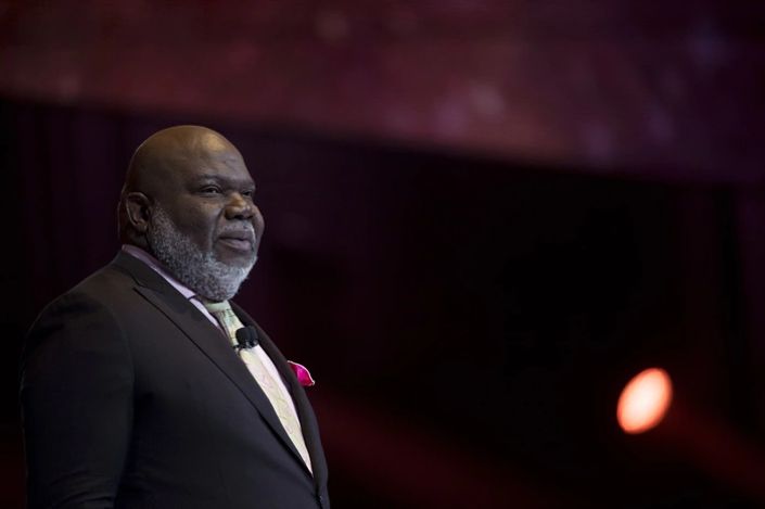 TD Jakes nega acusação de ter tentado beijar pastor de jovens