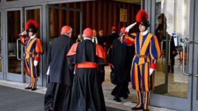 Escolha do novo papa tem data definida e polêmica com cardeal investigado