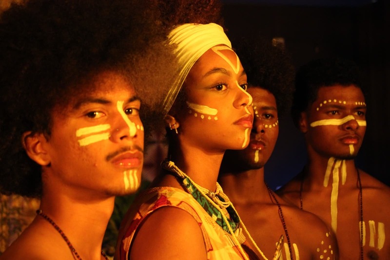 Peça antirracista com estudantes de escola pública no Gama estreiou nesta sexta-feira (16)