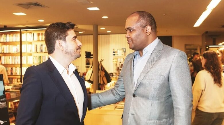 João Costa prestigia o lançamento do livro “Os Guardiões do Sul”, de Marcio Alves Martins em São Paulo